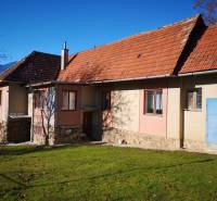 PREDAJ: Rodinný dom Kalameny s pozemkom 1.789m2 - Rodinný dom na Kalameny v Ružomberku s červenou strechou a modrými dverami.