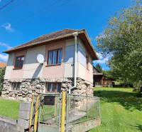 PREDAJ: Rodinný dom Kalameny s pozemkom 1.789m2 - Rodinný dom na Kalamenách v Ružomberku s kamenno-betónovým základom a dvoma poschodiami.