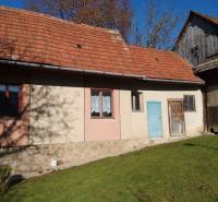 PREDAJ: Rodinný dom Kalameny s pozemkom 1.789m2 - Rodinný dom na ulici Kalameny v Ružomberku s červenou strechou a jednoduchou fasádou.