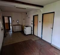 PREDAJ: Rodinný dom Kalameny s pozemkom 1.789m2 - Kuchyňa v rodinnom dome s linkou a podlahou s dreveným dekorom.