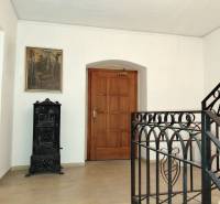 Prenájom kancelárie, Hauptstraße, Hauptstraße, Eisenstadt - Chodba v kancelárii s maľbou, drevenými dverami a kachľovou pecou.