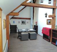 Prenájom kancelárie, Hauptstraße, Hauptstraße, Eisenstadt - Kancelárie so stolom, drevenými trámami, dekoráciou a podlahou s dreveným dekorom.