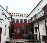 Prenájom kancelárie, Hauptstraße, Hauptstraße, Eisenstadt - Nádvorie kancelárií na Hauptstraße v Eisenstadte s červenými dverami a balkónom.