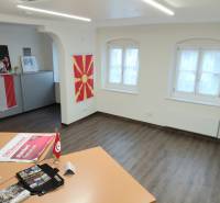 Prenájom kancelárie, Hauptstraße, Hauptstraße, Eisenstadt - Kancelárie s podlahou s dreveným dekorom a vlajkami na stene.