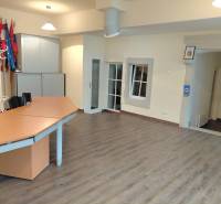 Prenájom kancelárie, Hauptstraße, Hauptstraße, Eisenstadt - Kancelárie s podlahou s dreveným dekorom, stolom a skrinkami.