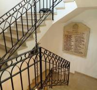 Prenájom kancelárie, Hauptstraße, Hauptstraße, Eisenstadt - Interiér kancelárií s točitým schodiskom a tabuľou na stene, podlaha s dreveným dekorom.