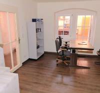 Prenájom kancelárie, Hauptstraße, Hauptstraße, Eisenstadt - Kancelária s oknom, policou, dvomi stoličkami a podlahou s dreveným dekorom.