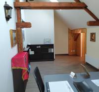 Prenájom kancelárie, Hauptstraße, Hauptstraße, Eisenstadt - Kancelárie s trámami a podlahou s dreveným dekorom, police s dekou, stôl s dokumentmi.