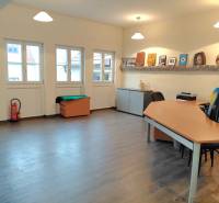 Prenájom kancelárie, Hauptstraße, Hauptstraße, Eisenstadt - Kancelárie s podlahou s dreveným dekorom, stolom a dekoráciami na polici.