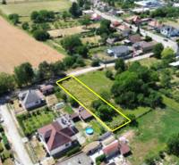 Stavebný pozemok 613m2 | Nitrianska Blatnica - Topoľčany - Pozemky - bývanie v Nitrianskej Blatnici, zvýraznené obdĺžnikové pozemky medzi domami.