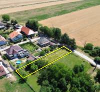 Stavebný pozemok 613m2 | Nitrianska Blatnica - Topoľčany - Pozemok na bývanie v Nitrianskej Blatnici obklopený domami a políčkami.