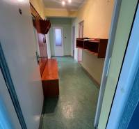 REZERVOVANÉ: 3 izb. byt 91 m2 s balkónom na Uhlisku, 3/4 posch. - Chodba v 3-izbovom byte so vstavaným nábytkom a zelenou podlahou.