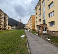 REZERVOVANÉ: 3 izb. byt 91 m2 s balkónom na Uhlisku, 3/4 posch. - Bytový dom na ulici Golianova v Banskej Bystrici obklopený trávnatou plochou.