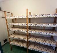 REZERVOVANÉ: 3 izb. byt 91 m2 s balkónom na Uhlisku, 3/4 posch. - Úložný priestor v 3-izbovom byte s drevenými policami a zelenou podlahou.