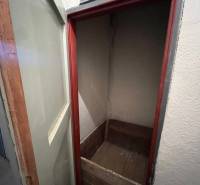 REZERVOVANÉ: 3 izb. byt 91 m2 s balkónom na Uhlisku, 3/4 posch. - Malá komora s dreveným boxom v 3-izbovom byte.