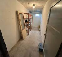 REZERVOVANÉ: 3 izb. byt 91 m2 s balkónom na Uhlisku, 3/4 posch. - Úložný priestor s regálmi a oknom v 3-izbovom byte, bez podlahovej krytiny.