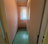 REZERVOVANÉ: 3 izb. byt 91 m2 s balkónom na Uhlisku, 3/4 posch. - Úzka miestnosť so vstavanou skriňou a závesom v 3-izbovom byte.