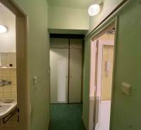 REZERVOVANÉ: 3 izb. byt 91 m2 s balkónom na Uhlisku, 3/4 posch. - Chodba s dverami a umývadlom v 3-izbovom byte.