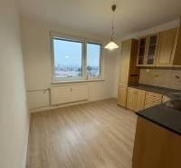 PRENÁJOM - 1 izbový byt v Šali na prenájom  - Kuchyňa v 1-izbovom byte s podlahou s dreveným dekorom a výhľadom z okna.