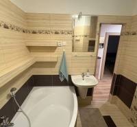PRENÁJOM – 1-izbový byt po kompletnej rekonštrukcii, Šaľa – Bottova  - Kúpeľňa v 1-izbovom byte s vaňou, umývadlom a dekoratívnym obkladom v prírodných farbách.