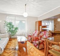 NA PREDAJ 4-IZBOVÝ RD NA VEĽKOM POZEMKU, VRAKÚŇ - Obývacia izba v Rodinnom dome s podlahou s dreveným dekorom, pohovkou a kreslami.