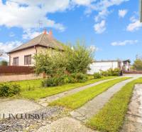 NA PREDAJ 4-IZBOVÝ RD NA VEĽKOM POZEMKU, VRAKÚŇ - Záhrada pri rodinnom dome na Nekyje na Ostrove vo Vrakúni s upraveným trávnikom.