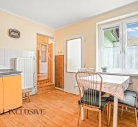 NA PREDAJ 4-IZBOVÝ RD NA VEĽKOM POZEMKU, VRAKÚŇ - Kuchyňa v rodinnom dome s podlahou s dreveným dekorom a stolom pri okne.