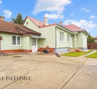 NA PREDAJ 4-IZBOVÝ RD NA VEĽKOM POZEMKU, VRAKÚŇ - Rodinný dom v Nekyji na Ostrove, Vrakúň s upraveným dvorom a zeleným trávnikom.