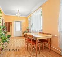 NA PREDAJ 4-IZBOVÝ RD NA VEĽKOM POZEMKU, VRAKÚŇ - Jedáleň v rodinnom dome s podlahou s dreveným dekorom a množstvom rastlín.