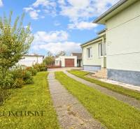 NA PREDAJ 4-IZBOVÝ RD NA VEĽKOM POZEMKU, VRAKÚŇ - Rodinný dom vo Vrakúni, Nekyje na Ostrove, so záhradou a prístupovou cestou.