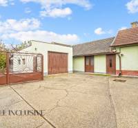 NA PREDAJ 4-IZBOVÝ RD NA VEĽKOM POZEMKU, VRAKÚŇ - Rodinný dom v Nekyji na Ostrove, Vrakúň so zatvorenou bránou a garážou.