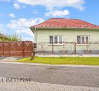 NA PREDAJ 4-IZBOVÝ RD NA VEĽKOM POZEMKU, VRAKÚŇ - Rodinný dom na Nekyje na Ostrove vo Vrakúni s červenou strechou a kovaným plotom.