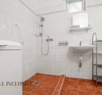 NA PREDAJ 4-IZBOVÝ RD NA VEĽKOM POZEMKU, VRAKÚŇ - Kúpeľňa v rodinnom dome s bielymi obkladačkami a sprchou.