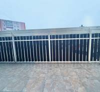 Predaj 2-izbového bytu v Krásne nad Kysucou - Balkón s dlažbou a kovovým zábradlím v Centre Krásna nad Kysucou, 2-izbový byt.