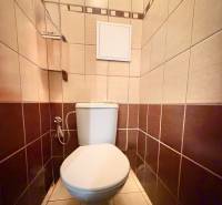 Predaj 2-izbového bytu v Krásne nad Kysucou - Kúpeľňa so svetlými a tmavohnedými obkladmi v 2-izbovom byte.