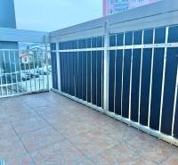 Predaj 2-izbového bytu v Krásne nad Kysucou - Balkón s kovovým zábradlím v 2-izbovom byte, výhľad na ulicu Centrum v Krásne nad Kysucou.