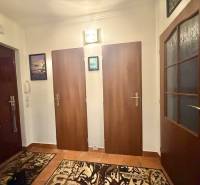 Predaj 2-izbového bytu v Krásne nad Kysucou - Vstupná chodba v 2-izbovom byte s podlahou s dreveným dekorom a tromi dverami.