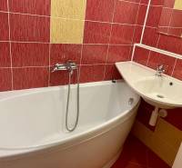 Prenájom 2-izb kompletne zariadený PET FRIENDLY byt BA II - Kúpeľňa v 2-izbovom byte s červenými a žltými kachličkami, vaňou a umývadlom.
