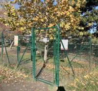 Prenájom 2-izb kompletne zariadený PET FRIENDLY byt BA II - Zelená brána v parku na Zálužickej ulici v Bratislave - Ružinove s padajúcimi listami.