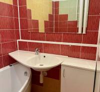 Prenájom 2-izb kompletne zariadený PET FRIENDLY byt BA II - Kúpeľňa s farebnými obkladačkami a vaňou v 2-izbovom byte.