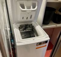 Prenájom 2-izb kompletne zariadený PET FRIENDLY byt BA II - Otvorená horná práčka v kúpeľni 2-izbového bytu s červenou podlahou.