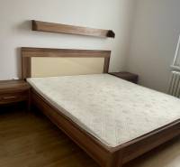 Prenájom 2-izb kompletne zariadený PET FRIENDLY byt BA II - Spálňa s posteľou, drevenými nočnými stolíkmi a podlahou s dreveným dekorom v 2-izbovom byte.