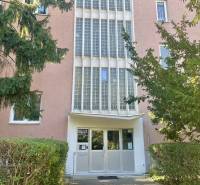 Prenájom 2-izb kompletne zariadený PET FRIENDLY byt BA II - Vchod do bytového domu na Zálužickej ulici v Bratislave, obklopený zeleňou.