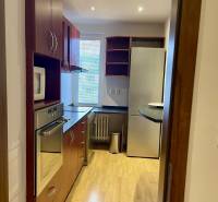 Prenájom 2-izb kompletne zariadený PET FRIENDLY byt BA II - Kuchyňa v 2-izbovom byte s dreveným dekorom podlahy a vstavanými spotrebičmi.