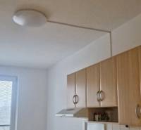 Prenájom 3 - izbový byt Bratislava - Petržalka - Kuchyňa v 3-izbovom byte, kuchynská linka, plynový sporák, jedálenský stôl pri okne.