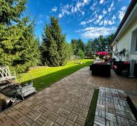 Predaj veľký (97+60+150m2) vidiecky dom Dubník - Batov Majer NZ - Rodinný dom na ulici Batov Majer v Dubníku má terasu z dlaždíc a záhradný nábytok.