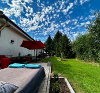 Predaj veľký (97+60+150m2) vidiecky dom Dubník - Batov Majer NZ - Rodinný dom na Batovom Majeri v Dubníku má záhradu s lehátkami a slnečníkom.