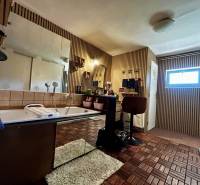 Predaj veľký (97+60+150m2) vidiecky dom Dubník - Batov Majer NZ - Kúpeľňa v rodinnom dome s vaňou, zrkadlom a podlahou s dreveným dekorom.