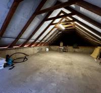 Predaj veľký (97+60+150m2) vidiecky dom Dubník - Batov Majer NZ - Pôjd v rodinnom dome so šikmou strechou a drevenými trámami.