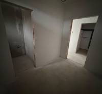 Novostavba rodinný dom Práznovce - Interiér Rodinného domu s dvomi neomietnutými miestnosťami a nedokončenou podlahou.